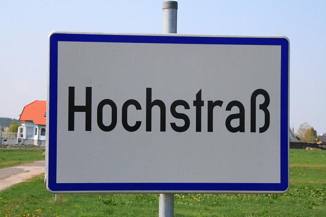 Hochstra, Ortstafel