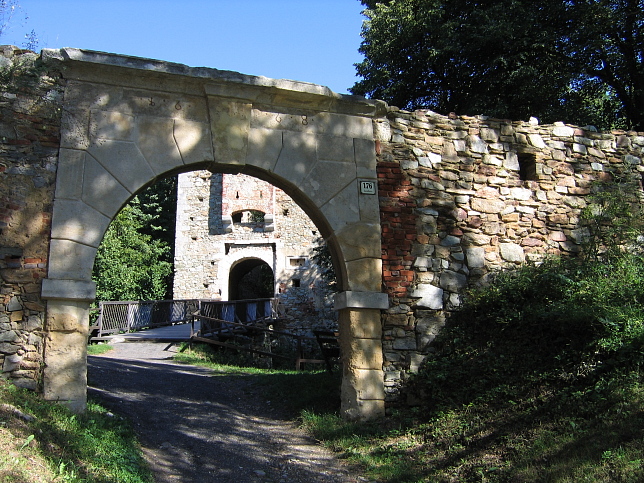Ruine Landsee, uerer Burggraben