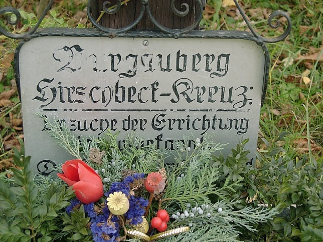 Burgauberg, Hirschbeck-Kreuz
