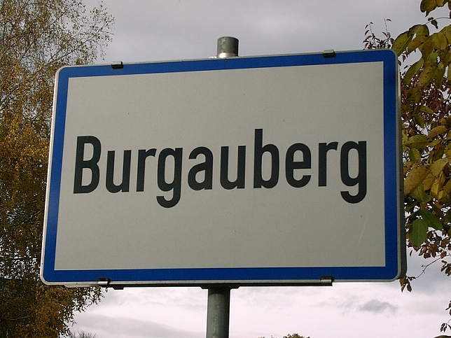 Burgauberg, Ortstafel