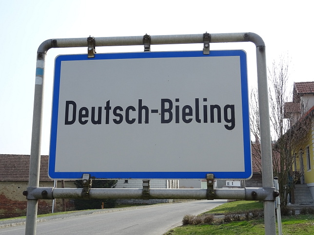 Deutsch Bieling, Ortstafel