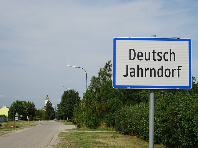Deutsch Jahrndorf, Ortstafel
