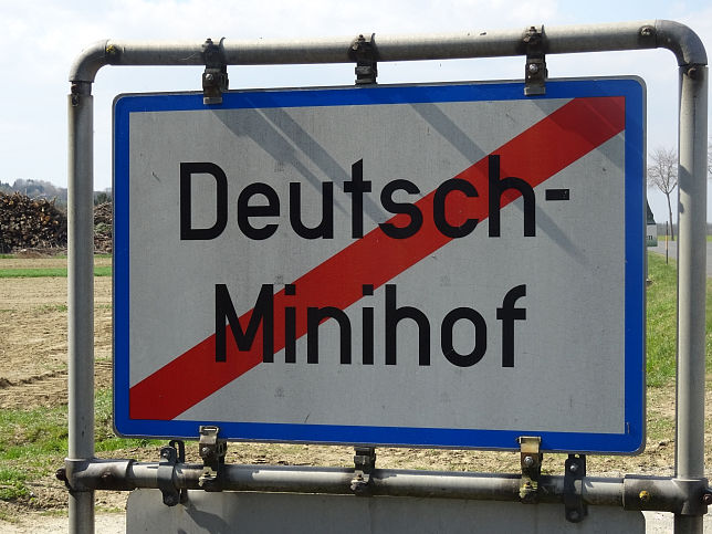 Deutsch Minihof, Ortstafel