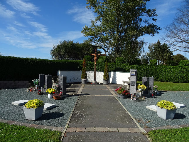 Dobersdorf, Urnengräber und Friedhofskreuz