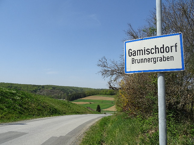 Gamischdorf-Brunnergraben, Ortstafel