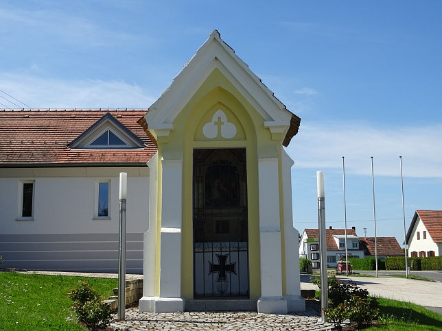 Gromrbisch, Wegkapelle mit dem Kriegerdenkmal