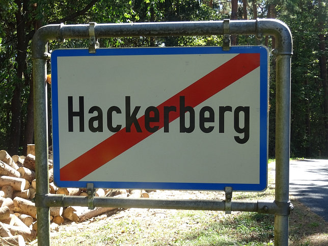 Hackerberg, Ortstafel