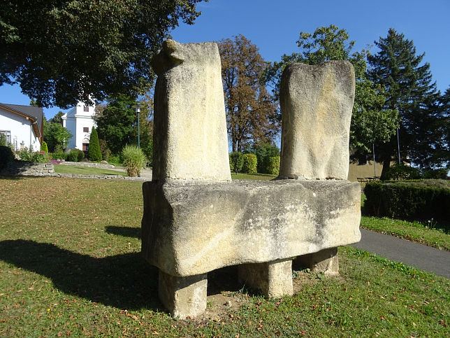 Heiligenkreuz, Skulptur an der B57