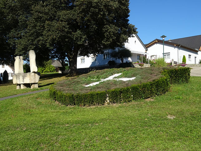 Heiligenkreuz, Skulptur an der B57