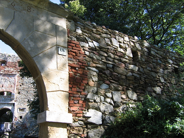 Ruine Landsee, uerer Burggraben