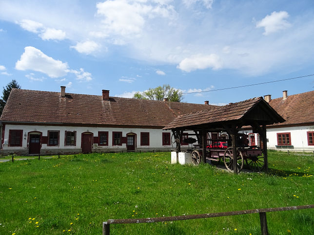 Limbachhof, Brunnen und Spritzenwagen