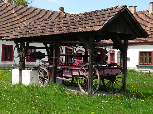 Limbachhof, Brunnen und Spritzenwagen