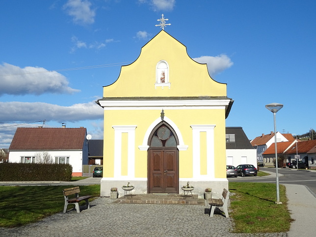 Litzelsdorf, Patriziuskapelle mit Pestsäule