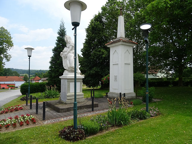 Markt Allhau, Pranger und Kriegerdenkmal