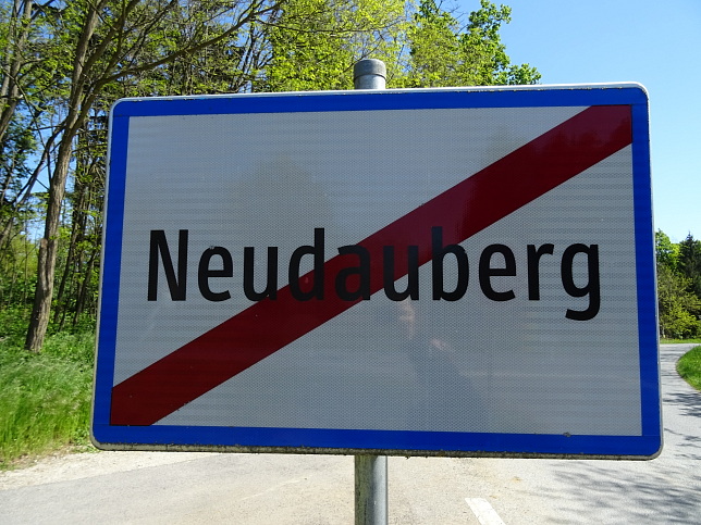 Neudauberg, Ortstafel