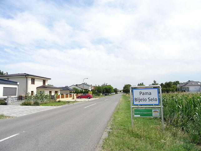 Pama, Ortstafel