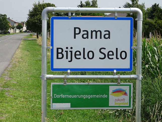 Pama, Ortstafel
