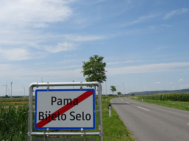 Pama, Ortstafel