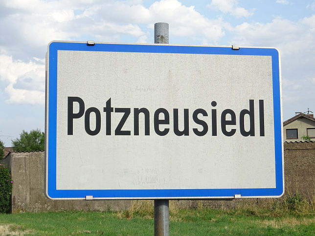 Potzneusiedl, Ortstafel