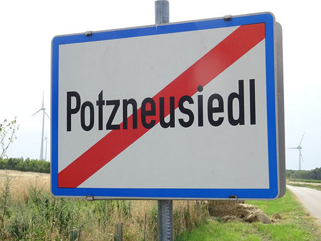 Potzneusiedl, Ortstafel