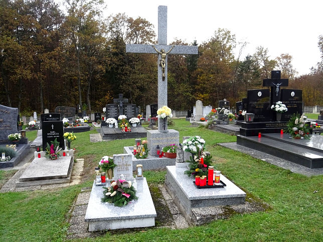 Spitzzicken, Friedhofskreuz