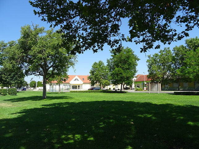 Tadten, Raiffeisenplatz