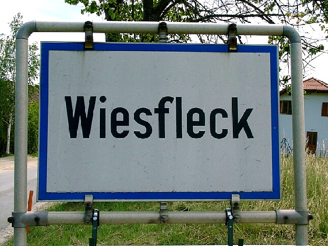 Wiesfleck, Ortstafel
