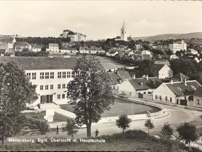 Mattersburg, Ortsansicht mit Hauptschule