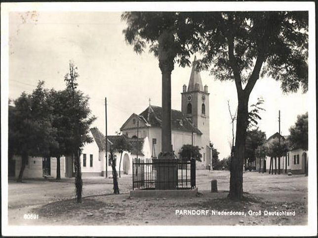 Parndorf, Pfarrkirche Hl. Ladislaus und Denkmal