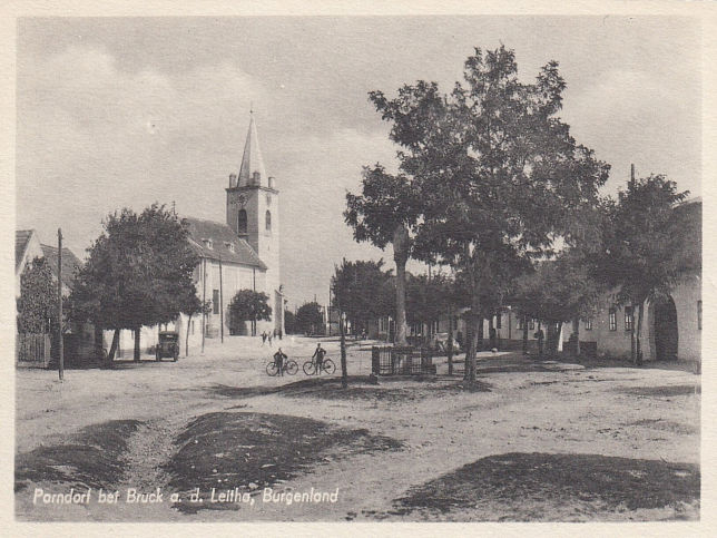 Parndorf, Pfarrkirche Hl. Ladislaus und Denkmal