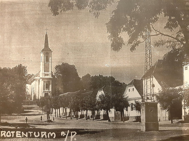 Rotenturm, Pfarrkirche und Brunnen