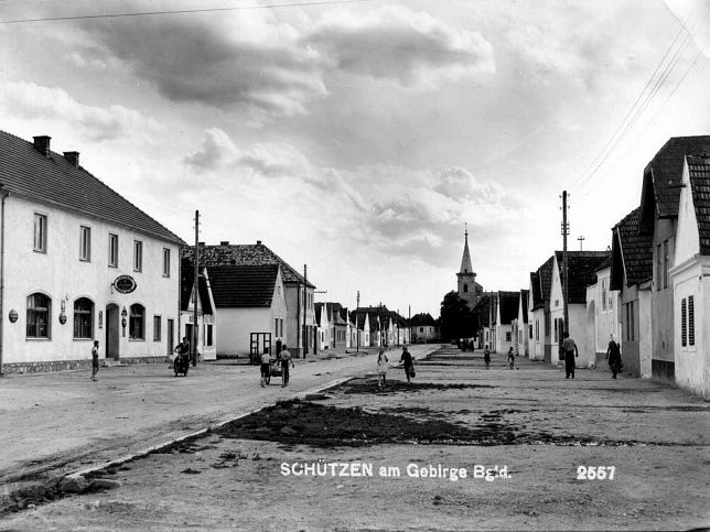 Schtzen am Gebirge, Hauptstrae und Gasthaus
