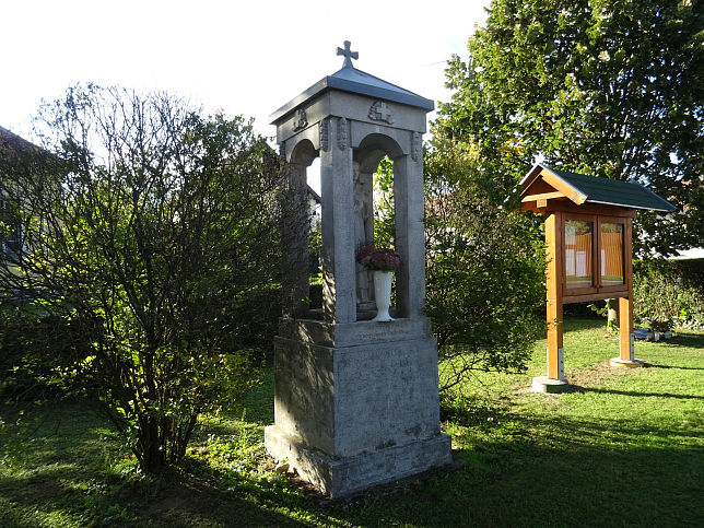 Balogunyom, Denkmal neben Kirche