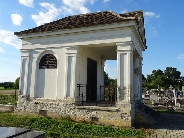 Balogunyom, Gruft am Friedhof