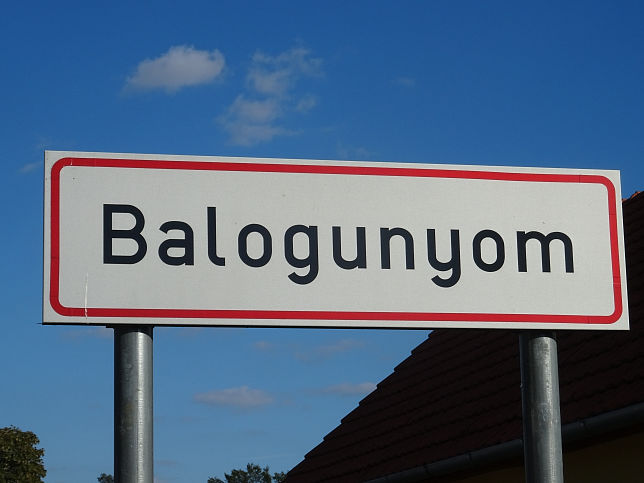 Balogunyom, Ortstafel