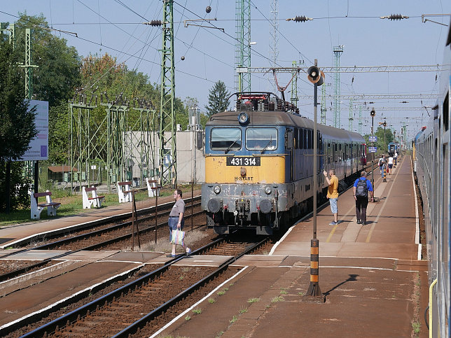 Boba, Bahnhof