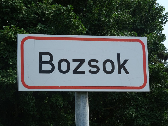 Bozsok, Ortstafel