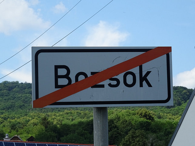Bozsok, Ortstafel-Ende