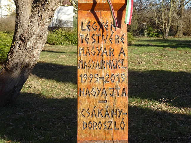 Csknydoroszl, Denkmal