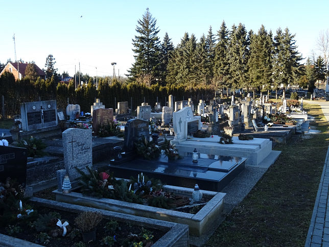 Cs�k�nydoroszl�, Friedhof