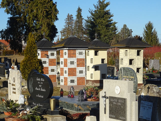 Cs�k�nydoroszl�, Friedhof
