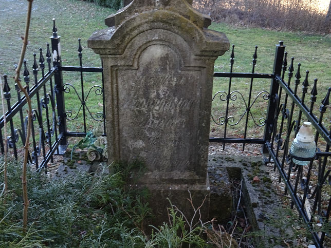 Csknydoroszl, Grabstein Baumgartner und Subits