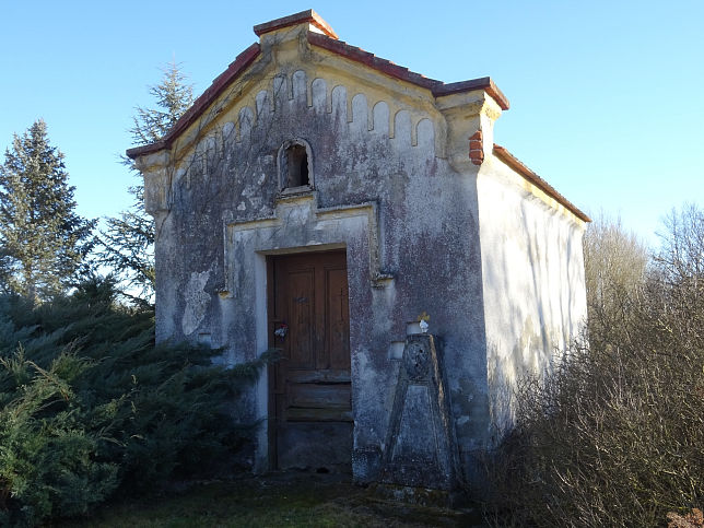 Cs�k�nydoroszl�, Kapelle vor der Kirche