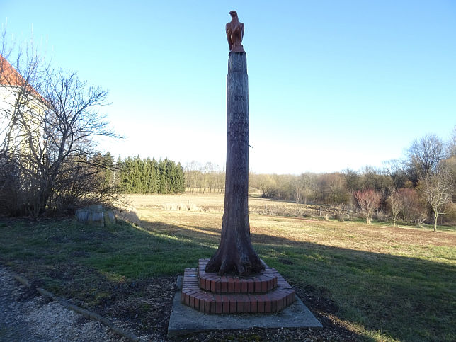 Csknydoroszl, Millecentenarial-Denkmal