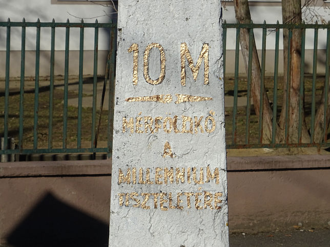 Csknydoroszl, Millenium-Gedenkstein