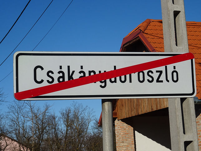Csknydoroszl, Ortstafel-Ende