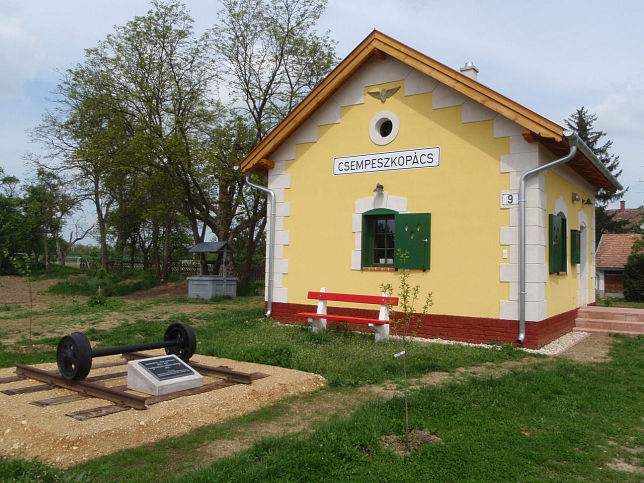 Csempeszkopcs, Bahnhof