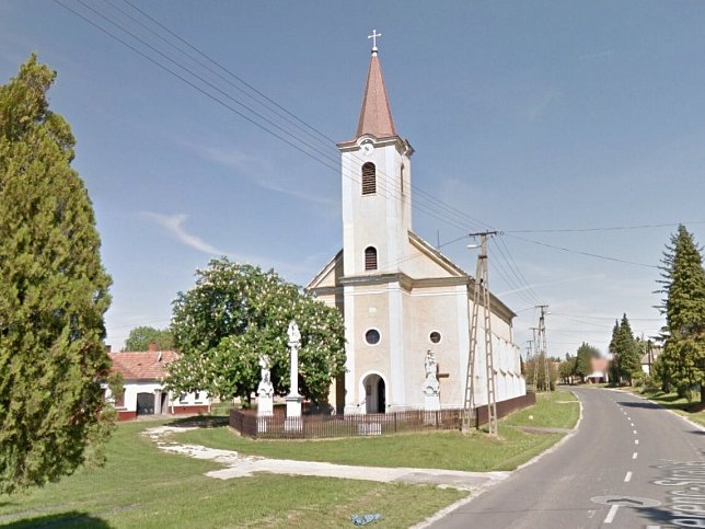Csipkerek, Kirche
