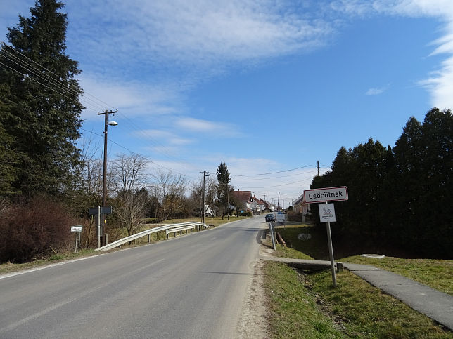 Csrtnek, Ortstafel