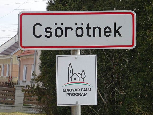Csrtnek, Ortstafel